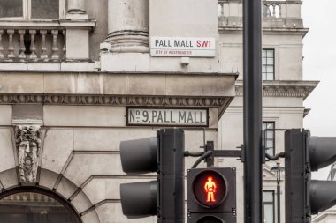 Ünlü binaların cepheleri ve Londra sokaklarının mimari detayları, şehir manzarası. 