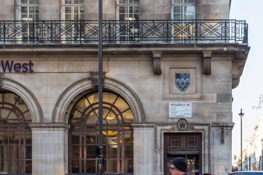 Ünlü binaların cepheleri ve Londra sokaklarının mimari detayları, şehir manzarası. 