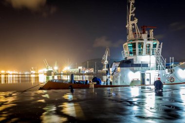 Geceleyin endüstriyel nehir limanı, Asturias, Aviles