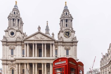 Telefon kulübesi ve Saint Pauls Katedrali Kış günü, Londra