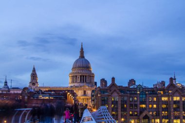 Londra şehir sokaklarının akşam manzarası 