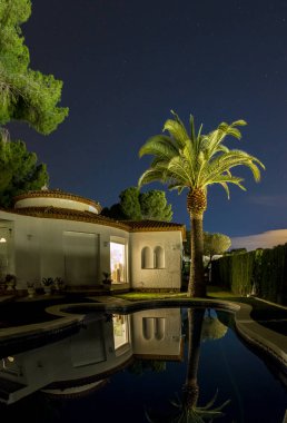İspanya, Avrupa 'da gece güzel bir villa ve palmiye.