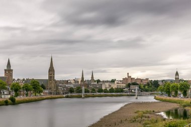 Yazın bulutlu havada Inverness, İskoçya, İngiltere