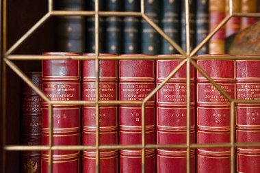 Kütüphanedeki eski kitaplar.