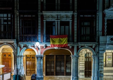 İspanya 'nın eski şehri Aviles, Asturias' ta bir gece.