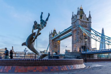 Güneşli bir sabahta Tower Bridge, İngiltere