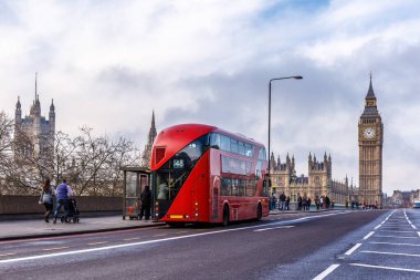 Sabah Westminster Köprüsü 'nde, kırmızı çift katlı.