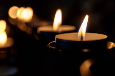 Kilisede çay mumları, İngiltere