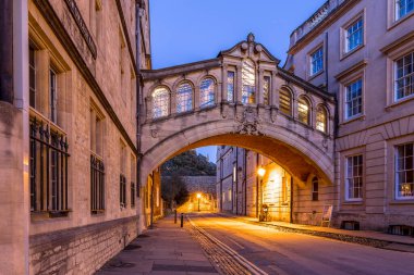 Oxford 'da bahar akşamı İngiltere' de iç çekme köprüsü.
