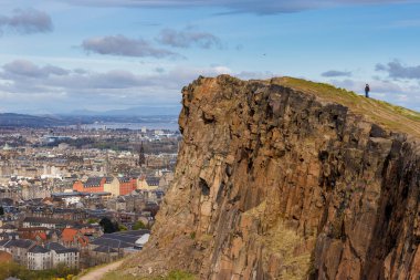 Edinburgh, İskoçya 'da Arthur' un koltuğunda oturan çocuk.