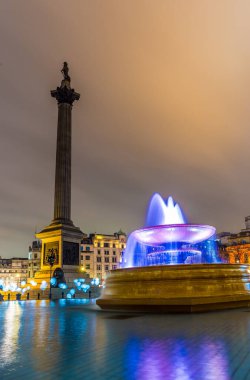 Aydınlatılmış Trafalgar Meydanı, Londra, İngiltere 'nin uzun ihracatı