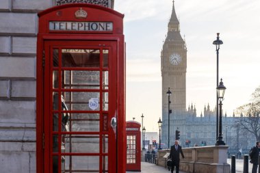 Geleneksel Londra kırmızı telefon kulübesi ve kış sabahı erken saatlerde Big Ben.