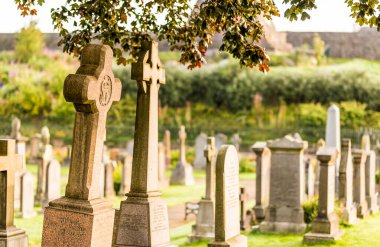 İskoçya, İngiltere 'deki eski gotik mezarlığın detayları.