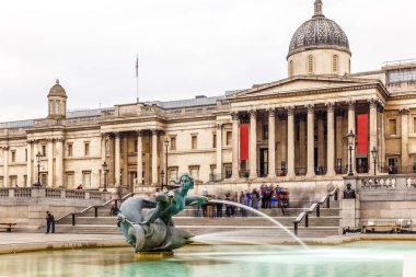 İlkbaharda Londra 'daki Trafalgar Meydanı' nda çeşme