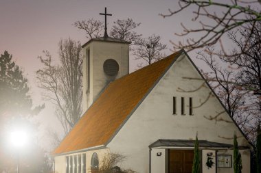 Avusturya 'nın Fischamend köyünde kış akşamı