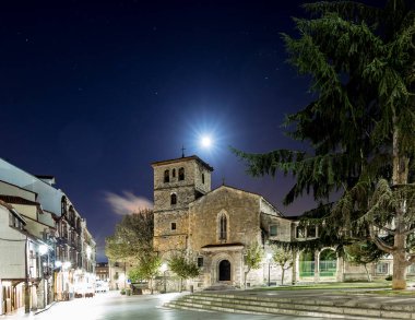 İspanya 'nın eski şehri Aviles, Asturias' ta bir gece.