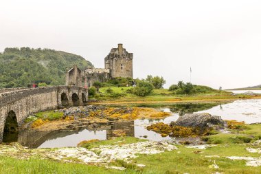 İskoçya, İngiltere 'deki Highlands dağlarındaki Eilean Donan kalesi.