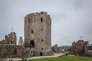 Kasvetli bir günde Pemboke kalesinin manzarası, Galler