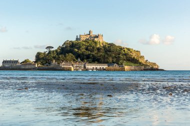 Marazion, Cornwall, İngiltere yakınlarındaki St. Michaels Dağı manzarası