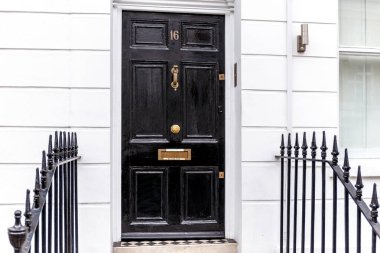 Chiswick, Londra 'nın zengin bölgesinde kapı girişi.