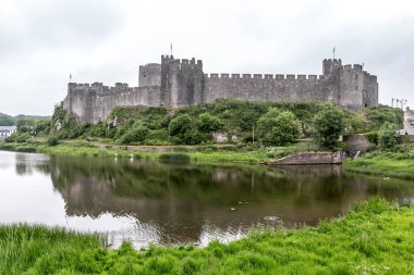 Kasvetli bir günde Pembroke kalesinin manzarası, Galler