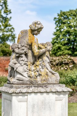 Hampton Court 'un gül bahçesinde heykel