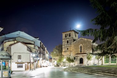 İspanya 'nın eski şehri Aviles, Asturias' ta bir gece.