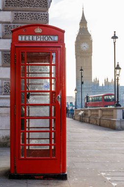 Geleneksel Londra kırmızı telefon kulübesi ve kış sabahı erken saatlerde Big Ben.