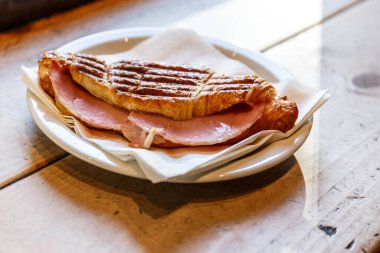 Londra 'daki kafede kızarmış kruvasan.