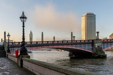 Thames Nehri kıyısı Kış sabahı, Londra