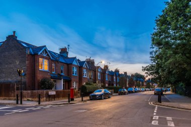 Chiswick banliyösünde yaz akşamı, Londra