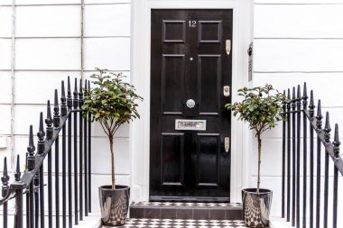 Chiswick, Londra 'nın zengin bölgesinde kapı girişi.