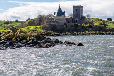 Edinburgh, İskoçya yakınlarındaki adada Inchthe Manastırı