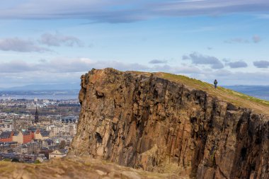 Edinburgh, İskoçya 'da Arthur' un koltuğunda oturan çocuk.