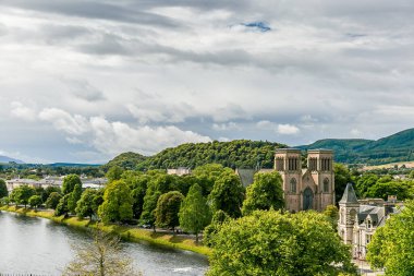 Yazın bulutlu havada Inverness, İskoçya, İngiltere