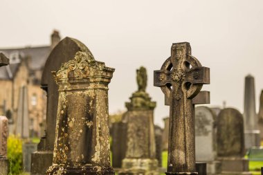 İskoçya, İngiltere 'deki eski gotik mezarlığın detayları.