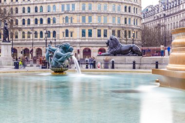 İlkbaharda Londra 'daki Trafalgar Meydanı' nda çeşme