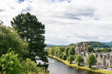 Yazın bulutlu havada Inverness, İskoçya, İngiltere