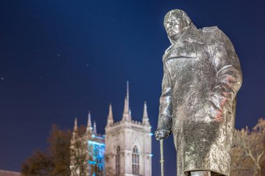 Churchill heykeli geceleyin, Londra, İngiltere