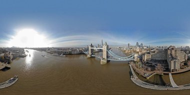 Güneşli bir günde Tower Bridge ve Shard 'ın hava görüntüsü, Londra