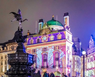 Gece vakti Picadilly Sirki 'ni aydınlattı. Londra, İngiltere.
