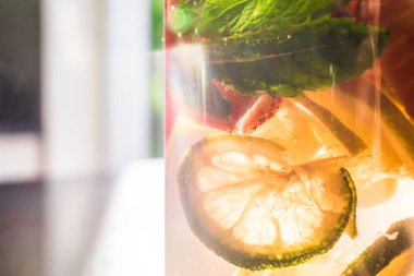 Yazın mutfakta taze meyve suyu.