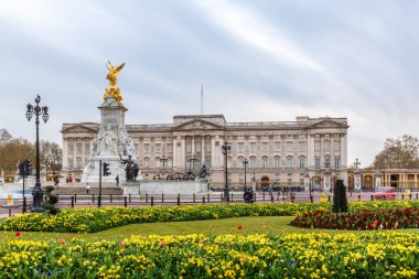 Buckingham Sarayı bulutlu bir günde, İngiltere