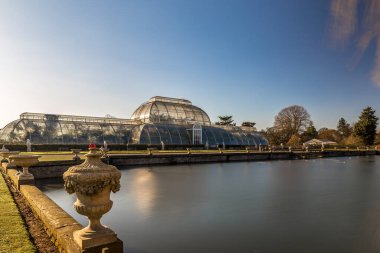 Kew Gardens, Londra, İngiltere 'de uzun soluklu fıskiye ve pavyon çekimi
