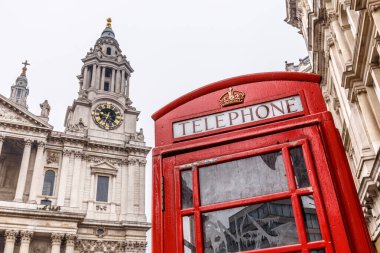 Telefon kulübesi ve Saint Pauls Katedrali Kış günü, Londra