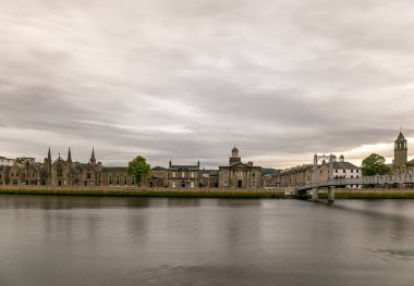 Yazın bulutlu havada Inverness, İskoçya, İngiltere