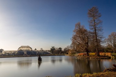 Kew Gardens, Londra, İngiltere 'de uzun soluklu fıskiye ve pavyon çekimi