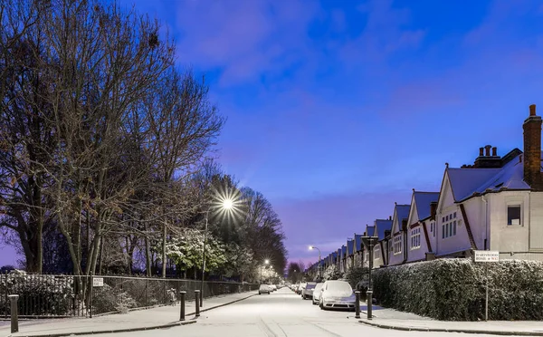 英国ロンドンの雪の郊外で冬の日の出 — ストック写真