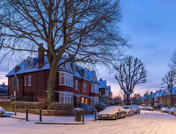 英国伦敦郊区雪地里的冬日日出 — 图库照片