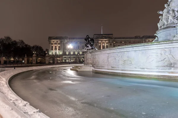 Παλάτι Του Μπάκιγχαμ Νύχτα Χιονιού Λονδίνο Ηνωμένο Βασίλειο — Φωτογραφία Αρχείου